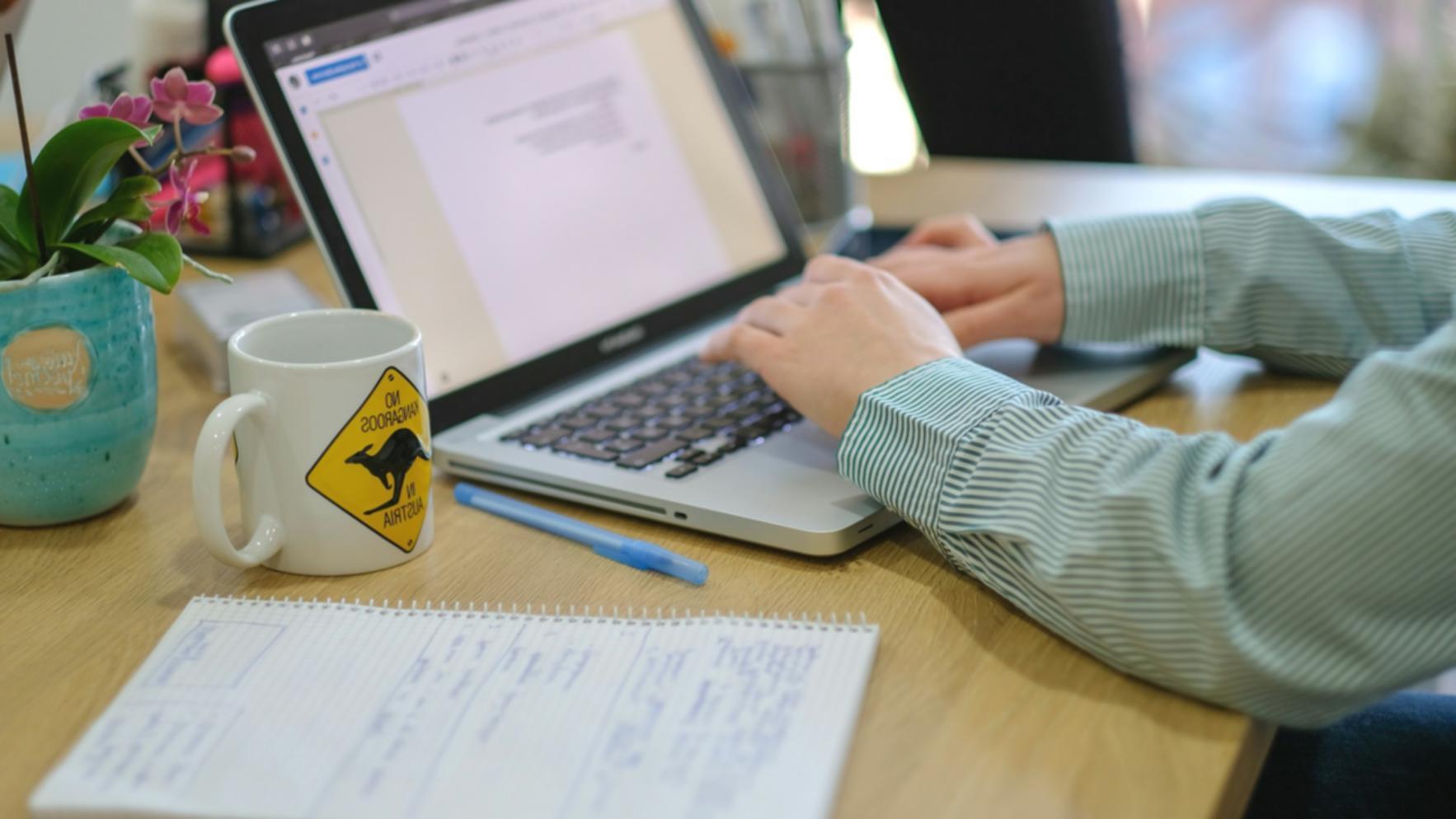 Session de formation en investissement familial avec documents et graphiques financiers